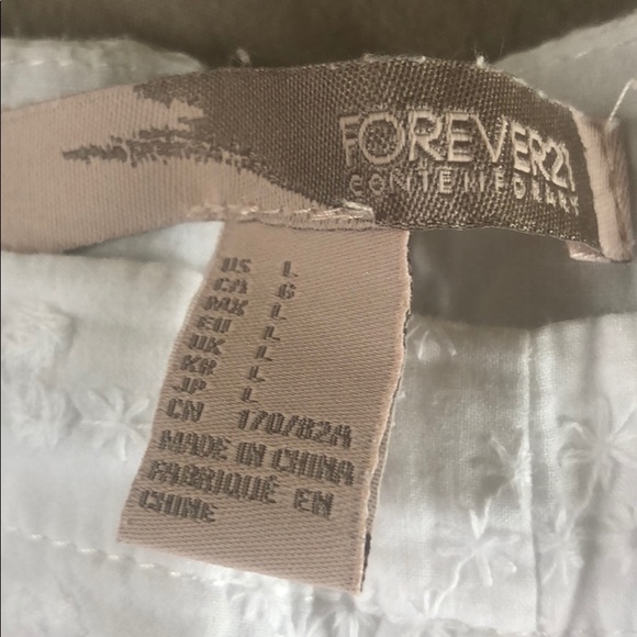 White, eyelet shorts with side zipper. - Picture 2 of 4